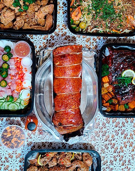 Foto de comidas à mesa