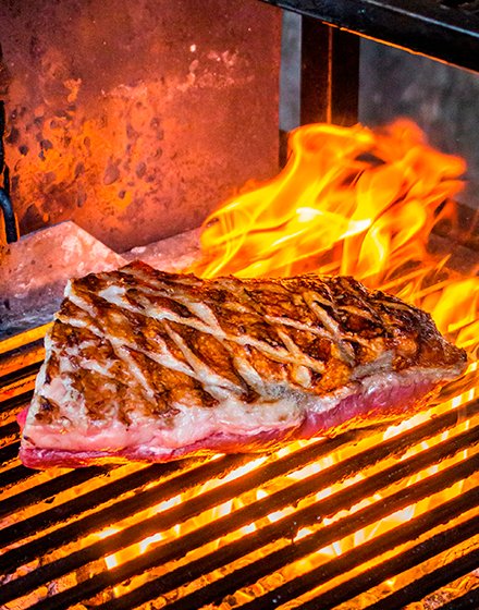 Foto de churrasco na brasa