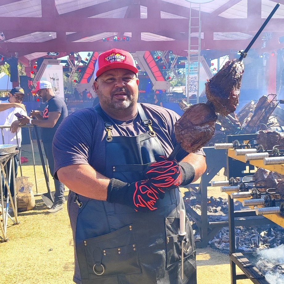 Foto do Leandro com um espeto de churrasco